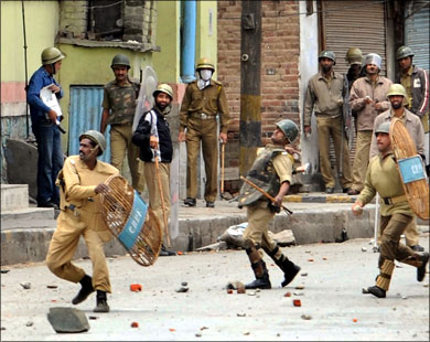 الشرطة الهندية تهاجم محتجين مسلمين في كشمير بعد اغتصاب فتاتين مسلمتين وقتلهما